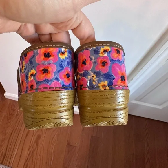 Dansko Floral Women's patent leather clogs - NWOT - Picture 2 of 5
